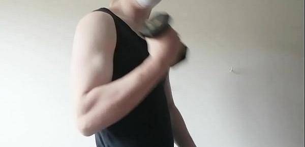  Young Guy Rou working out